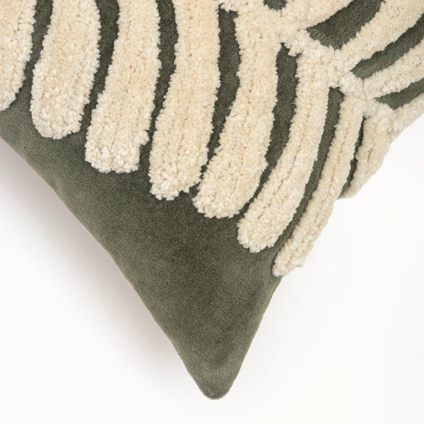 Capa de almofada decorativa no tamanho 30x50 cm na cor verde confeccionada em veludo premium de toque extremamente macio com fechamento em zíper invisível, essencial para trazer aconchego e renovar a decoração de salas ou quartos com elegância.
