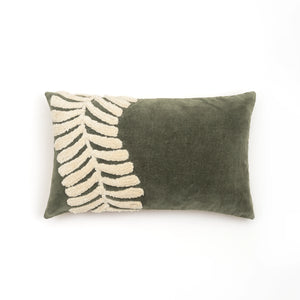 Capa de almofada decorativa no tamanho 30x50 cm na cor verde confeccionada em veludo premium de toque extremamente macio com fechamento em zíper invisível, traz um equilíbrio visual aconchegante que harmoniza facilmente com diferentes estilos de decoração.