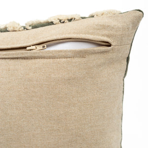 Capa de almofada decorativa no tamanho 30x50 cm na cor verde confeccionada em veludo premium de toque extremamente macio com fechamento em zíper invisível, uma escolha versátil e charmosa para renovar o visual da casa com praticidade e bom gosto.