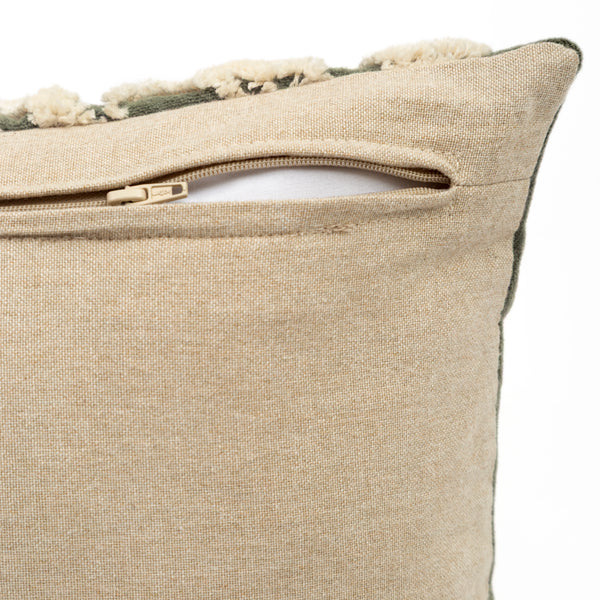 Capa de almofada decorativa no tamanho 30x50 cm na cor verde confeccionada em veludo premium de toque extremamente macio com fechamento em zíper invisível, uma escolha versátil e charmosa para renovar o visual da casa com praticidade e bom gosto.