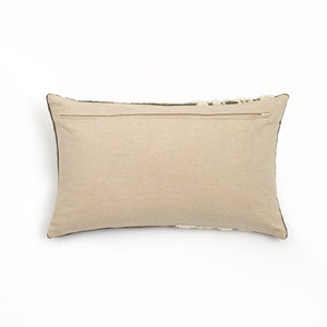 Capa de almofada decorativa no tamanho 30x50 cm na cor verde confeccionada em veludo premium de toque extremamente macio com fechamento em zíper invisível, proporciona excelente sustentação e maciez, transformando qualquer espaço em um refúgio acolhedor.