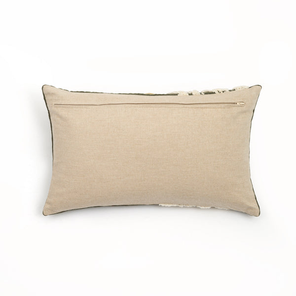 Capa de almofada decorativa no tamanho 30x50 cm na cor verde confeccionada em veludo premium de toque extremamente macio com fechamento em zíper invisível, proporciona excelente sustentação e maciez, transformando qualquer espaço em um refúgio acolhedor.