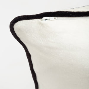 Capa de almofada decorativa no tamanho 50x50 cm na cor branca confeccionada em veludo premium de toque extremamente macio com acabamento em vivo nas bordas e zíper embutido, sinônimo de bem-estar e conforto térmico, ideal para momentos de descanso e relaxamento no lar.