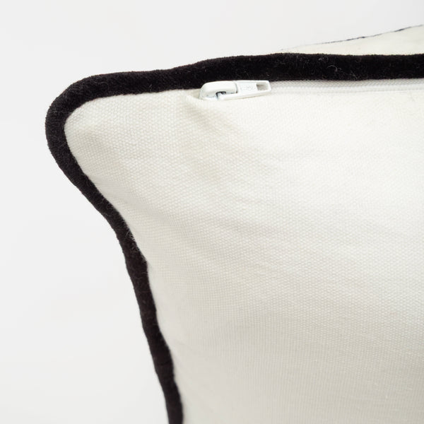 Capa de almofada decorativa no tamanho 50x50 cm na cor branca confeccionada em veludo premium de toque extremamente macio com acabamento em vivo nas bordas e zíper embutido, sinônimo de bem-estar e conforto térmico, ideal para momentos de descanso e relaxamento no lar.