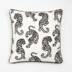 Capa de almofada decorativa no tamanho 50x50 cm na cor branca confeccionada em veludo premium de toque extremamente macio com acabamento em vivo nas bordas e zíper embutido, essencial para trazer aconchego e renovar a decoração de salas ou quartos com elegância.