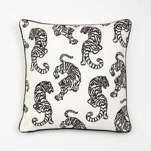 Capa de almofada decorativa no tamanho 50x50 cm na cor branca confeccionada em veludo premium de toque extremamente macio com acabamento em vivo nas bordas e zíper embutido, essencial para trazer aconchego e renovar a decoração de salas ou quartos com elegância.