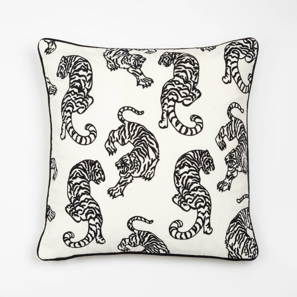 Capa de almofada decorativa no tamanho 50x50 cm na cor branca confeccionada em veludo premium de toque extremamente macio com acabamento em vivo nas bordas e zíper embutido, essencial para trazer aconchego e renovar a decoração de salas ou quartos com elegância.