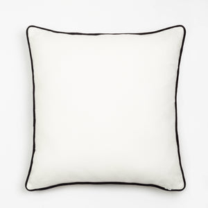 Capa de almofada decorativa no tamanho 50x50 cm na cor branca confeccionada em veludo premium de toque extremamente macio com acabamento em vivo nas bordas e zíper embutido, combina textura agradável e acabamento impecável para enriquecer a estética do seu mobiliário.