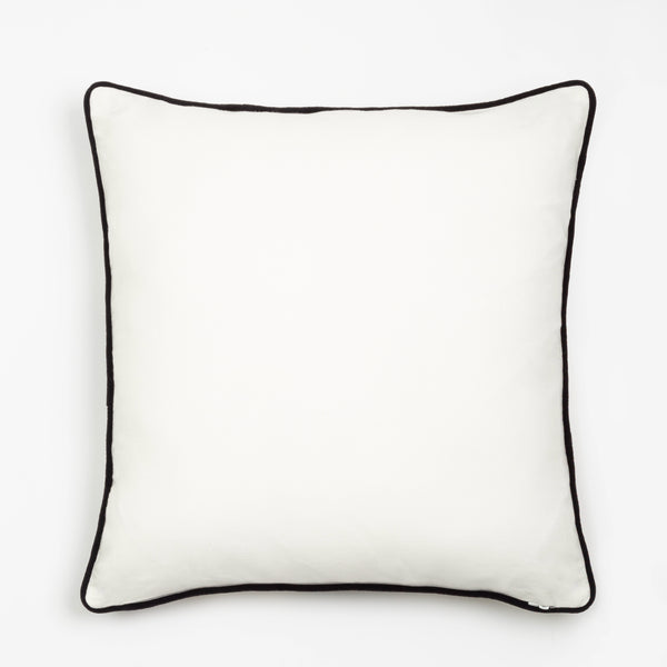 Capa de almofada decorativa no tamanho 50x50 cm na cor branca confeccionada em veludo premium de toque extremamente macio com acabamento em vivo nas bordas e zíper embutido, combina textura agradável e acabamento impecável para enriquecer a estética do seu mobiliário.