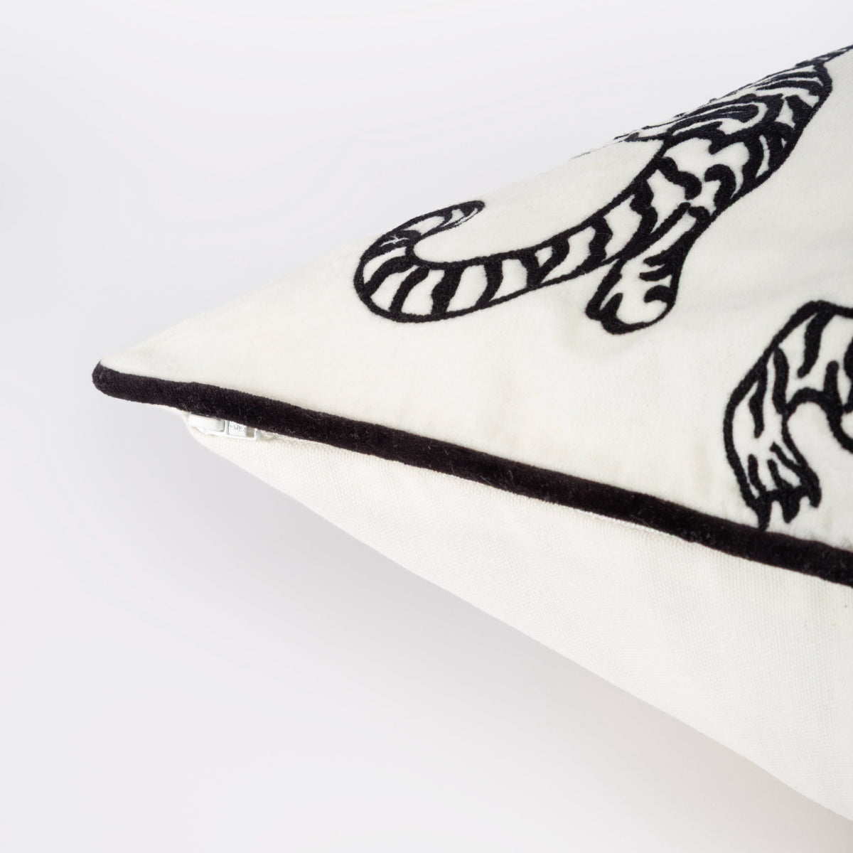 Capa de Almofada em Veludo com Bordado de Tigre 50X50 - Clocasa | Além do Conforto