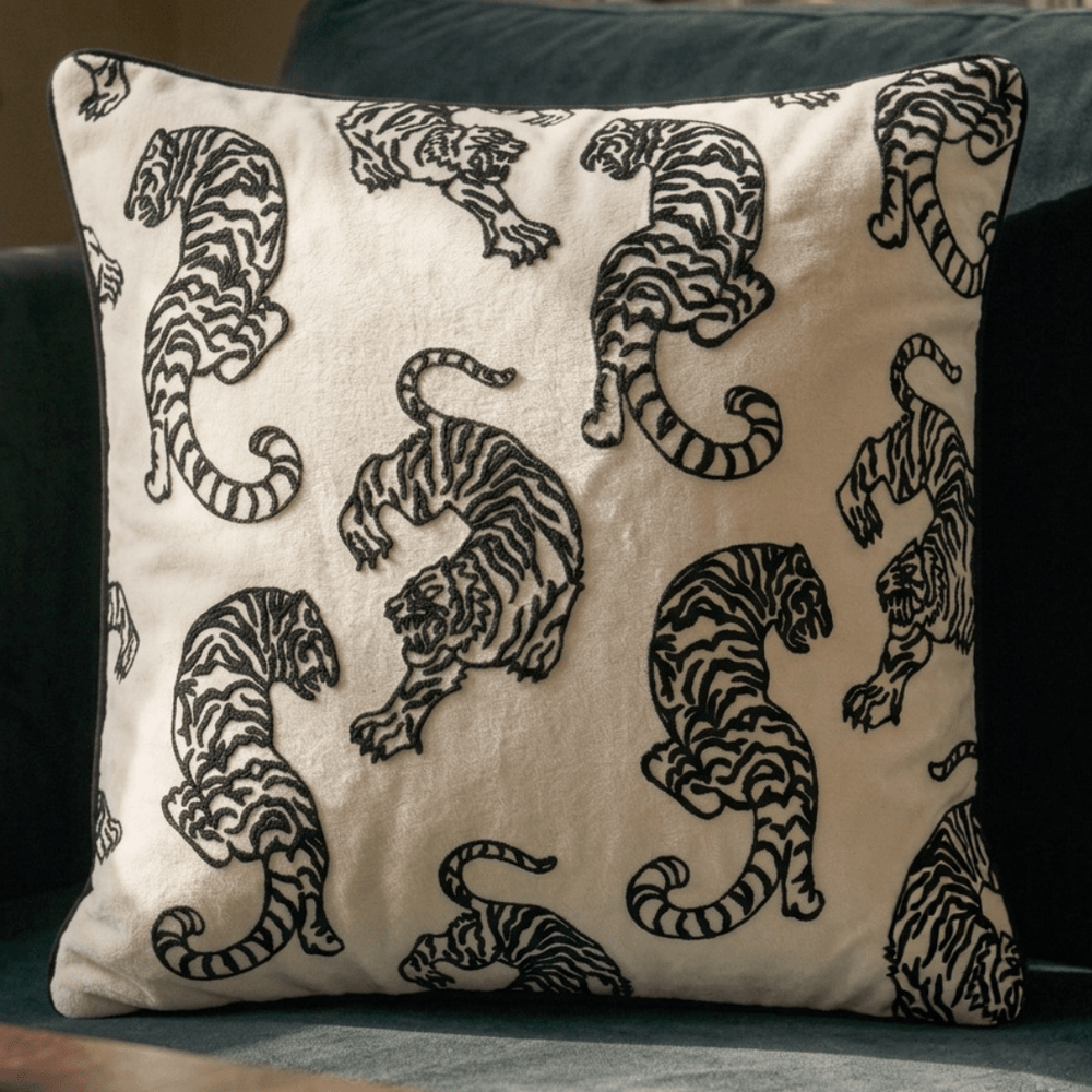 Capa de almofada decorativa no tamanho 50x50 cm na cor branca confeccionada em veludo premium de toque extremamente macio com acabamento em vivo nas bordas e zíper embutido, essencial para trazer aconchego e renovar a decoração de salas ou quartos com elegância.