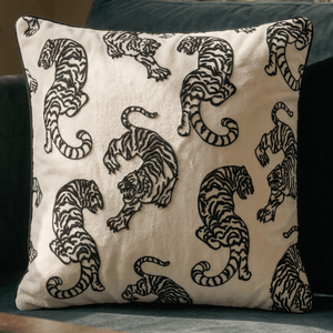 Capa de Almofada em Veludo com Bordado de Tigre 50X50 - Clocasa | Além do Conforto