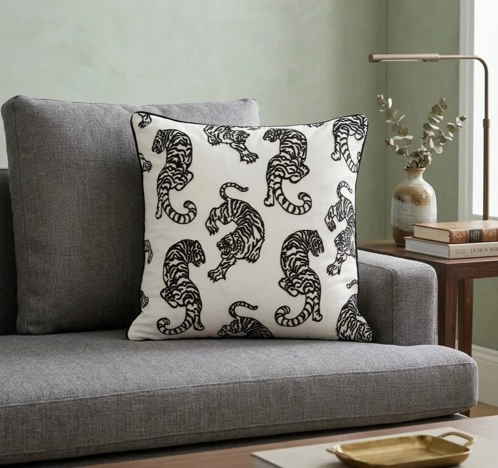 Capa de almofada decorativa no tamanho 50x50 cm na cor branca confeccionada em veludo premium de toque extremamente macio com acabamento em vivo nas bordas e zíper embutido, essencial para trazer aconchego e renovar a decoração de salas ou quartos com elegância.