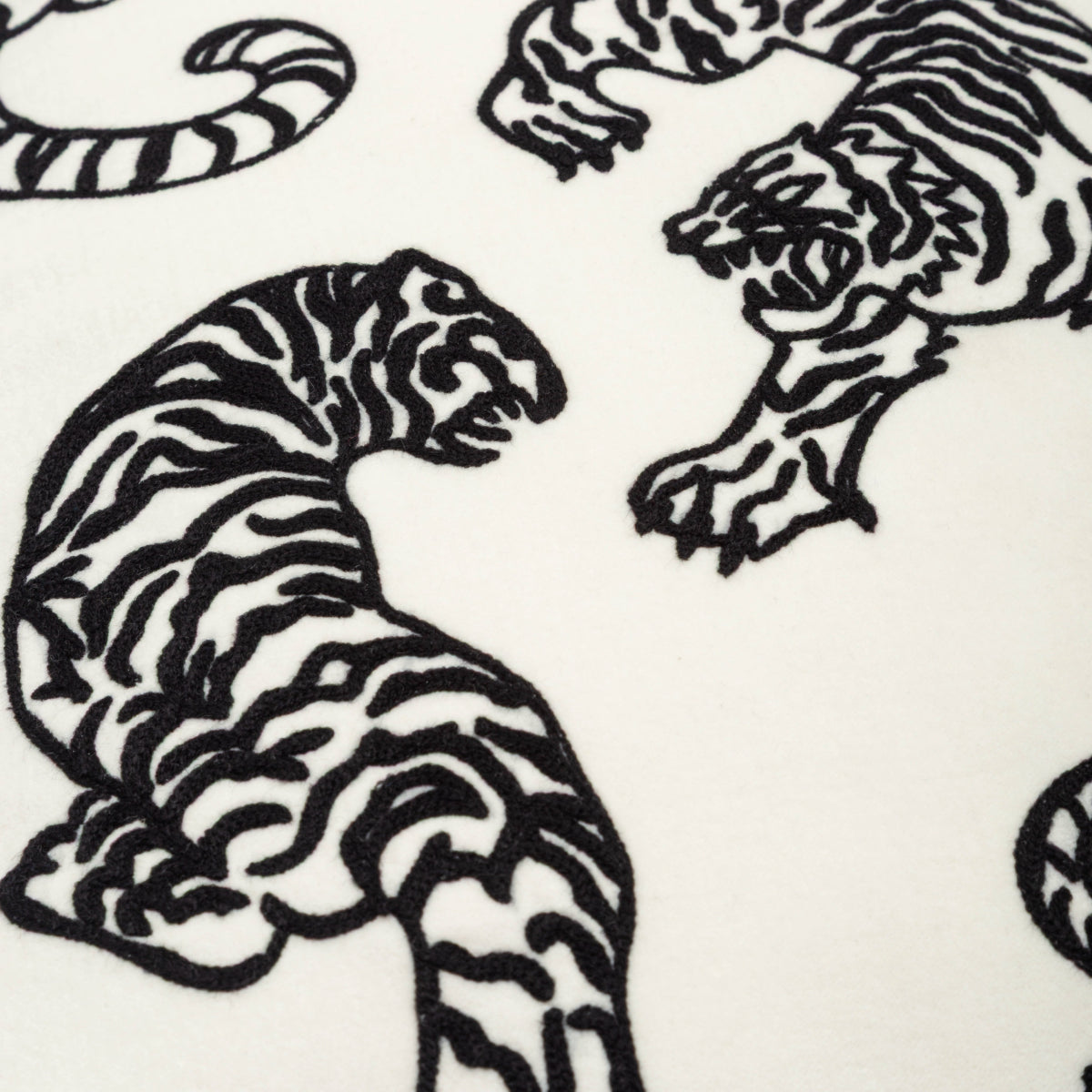 Capa de Almofada em Veludo com Bordado de Tigre 50X50 - Clocasa | Além do Conforto