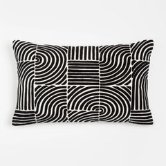Capa de almofada decorativa no tamanho 30x50 cm na cor branca confeccionada em veludo premium de toque extremamente macio com fechamento em zíper invisível, perfeito para valorizar poltronas ou camas com uma proposta de design têxtil autêntico e refinado.