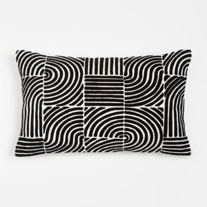 Capa de almofada decorativa no tamanho 30x50 cm na cor branca confeccionada em veludo premium de toque extremamente macio com fechamento em zíper invisível, perfeito para valorizar poltronas ou camas com uma proposta de design têxtil autêntico e refinado.