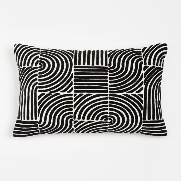 Capa de almofada decorativa no tamanho 30x50 cm na cor branca confeccionada em veludo premium de toque extremamente macio com fechamento em zíper invisível, perfeito para valorizar poltronas ou camas com uma proposta de design têxtil autêntico e refinado.