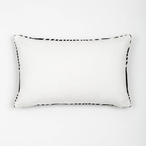 Capa de almofada decorativa no tamanho 30x50 cm na cor branca confeccionada em veludo premium de toque extremamente macio com fechamento em zíper invisível, perfeito para criar composições personalizadas e adicionar um toque de sofisticação ao ambiente.