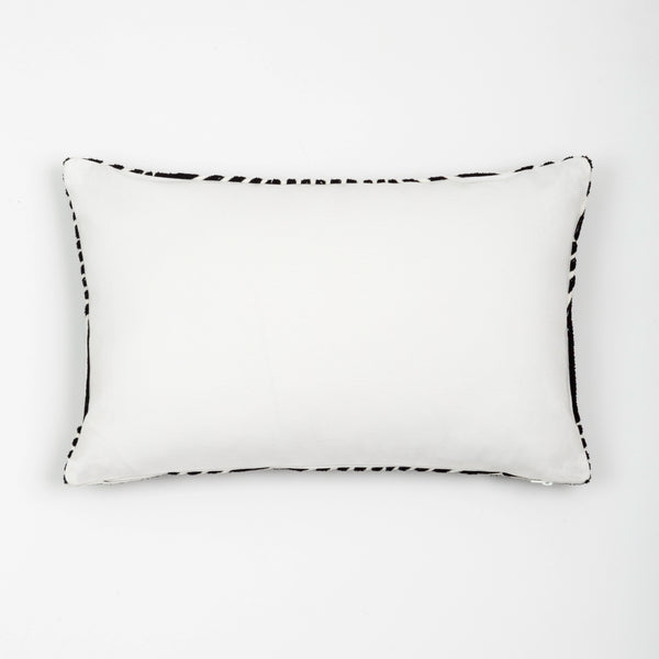 Capa de almofada decorativa no tamanho 30x50 cm na cor branca confeccionada em veludo premium de toque extremamente macio com fechamento em zíper invisível, perfeito para criar composições personalizadas e adicionar um toque de sofisticação ao ambiente.