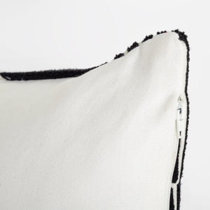 Capa de almofada decorativa no tamanho 30x50 cm na cor branca confeccionada em veludo premium de toque extremamente macio com fechamento em zíper invisível, uma escolha versátil e charmosa para renovar o visual da casa com praticidade e bom gosto.