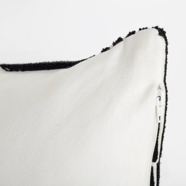 Capa de almofada decorativa no tamanho 30x50 cm na cor branca confeccionada em veludo premium de toque extremamente macio com fechamento em zíper invisível, uma escolha versátil e charmosa para renovar o visual da casa com praticidade e bom gosto.