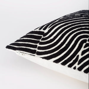 Capa de almofada decorativa no tamanho 30x50 cm na cor branca confeccionada em veludo premium de toque extremamente macio com fechamento em zíper invisível, proporciona excelente sustentação e maciez, transformando qualquer espaço em um refúgio acolhedor.