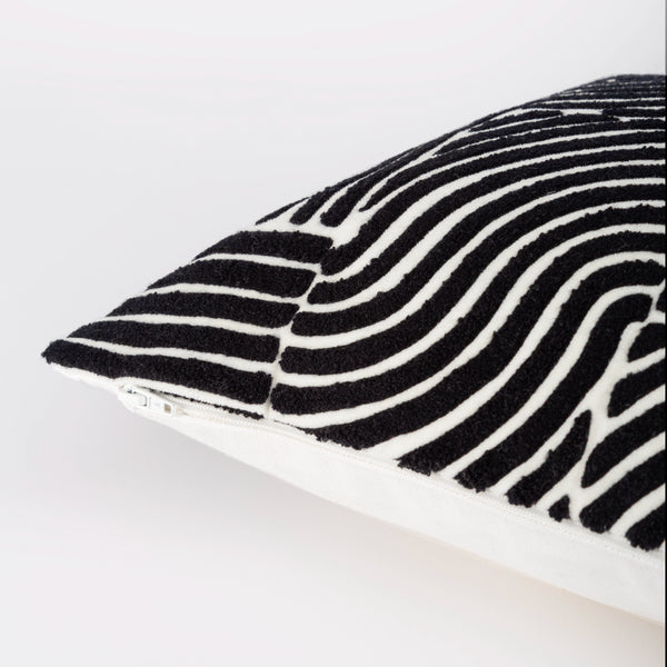 Capa de almofada decorativa no tamanho 30x50 cm na cor branca confeccionada em veludo premium de toque extremamente macio com fechamento em zíper invisível, proporciona excelente sustentação e maciez, transformando qualquer espaço em um refúgio acolhedor.