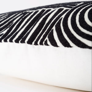 Capa de almofada decorativa no tamanho 30x50 cm na cor branca confeccionada em veludo premium de toque extremamente macio com fechamento em zíper invisível, ideal para complementar jogos de cama ou sofás, aliando conforto ergonômico e design moderno.