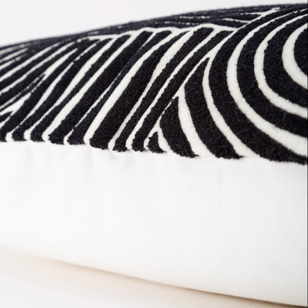 Capa de almofada decorativa no tamanho 30x50 cm na cor branca confeccionada em veludo premium de toque extremamente macio com fechamento em zíper invisível, ideal para complementar jogos de cama ou sofás, aliando conforto ergonômico e design moderno.