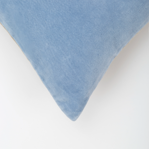 Capa de almofada decorativa no tamanho 50x50 cm na cor azul confeccionada em veludo premium de toque extremamente macio com fechamento em zíper invisível, uma escolha versátil e charmosa para renovar o visual da casa com praticidade e bom gosto.