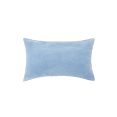 Capa de almofada decorativa no tamanho 50x50 cm na cor azul confeccionada em veludo premium de toque extremamente macio com fechamento em zíper invisível, proporciona excelente sustentação e maciez, transformando qualquer espaço em um refúgio acolhedor.