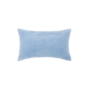 Capa de almofada decorativa no tamanho 50x50 cm na cor azul confeccionada em veludo premium de toque extremamente macio com fechamento em zíper invisível, proporciona excelente sustentação e maciez, transformando qualquer espaço em um refúgio acolhedor.