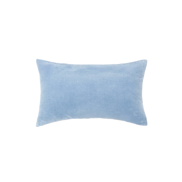 Capa de almofada decorativa no tamanho 50x50 cm na cor azul confeccionada em veludo premium de toque extremamente macio com fechamento em zíper invisível, proporciona excelente sustentação e maciez, transformando qualquer espaço em um refúgio acolhedor.