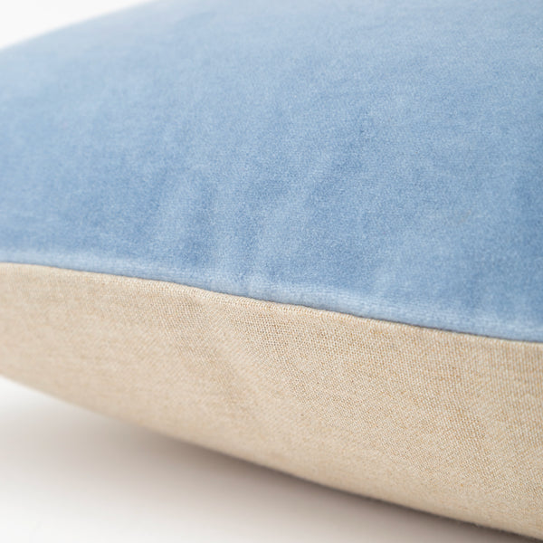 Capa de almofada decorativa no tamanho 50x50 cm na cor azul confeccionada em veludo premium de toque extremamente macio com fechamento em zíper invisível, combina textura agradável e acabamento impecável para enriquecer a estética do seu mobiliário.