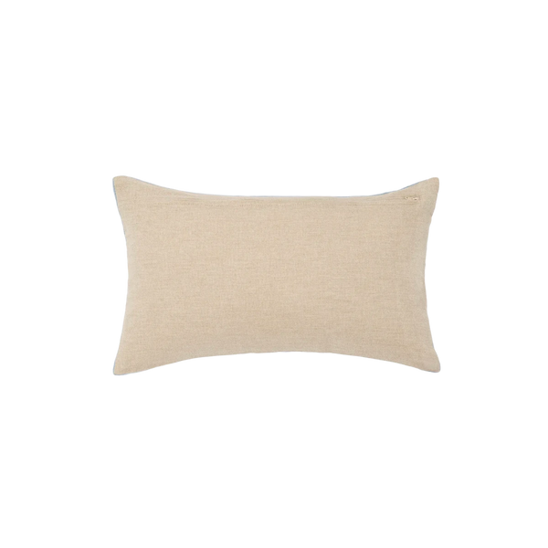 Capa de almofada decorativa no tamanho 50x50 cm na cor azul confeccionada em veludo premium de toque extremamente macio com fechamento em zíper invisível, sinônimo de bem-estar e conforto térmico, ideal para momentos de descanso e relaxamento no lar.