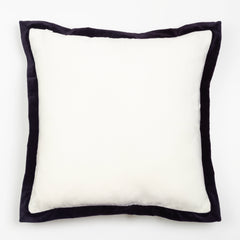Capa de almofada decorativa no tamanho 50x50 cm na cor branca confeccionada em veludo premium de toque extremamente macio com fechamento em zíper invisível, uma escolha versátil e charmosa para renovar o visual da casa com praticidade e bom gosto.