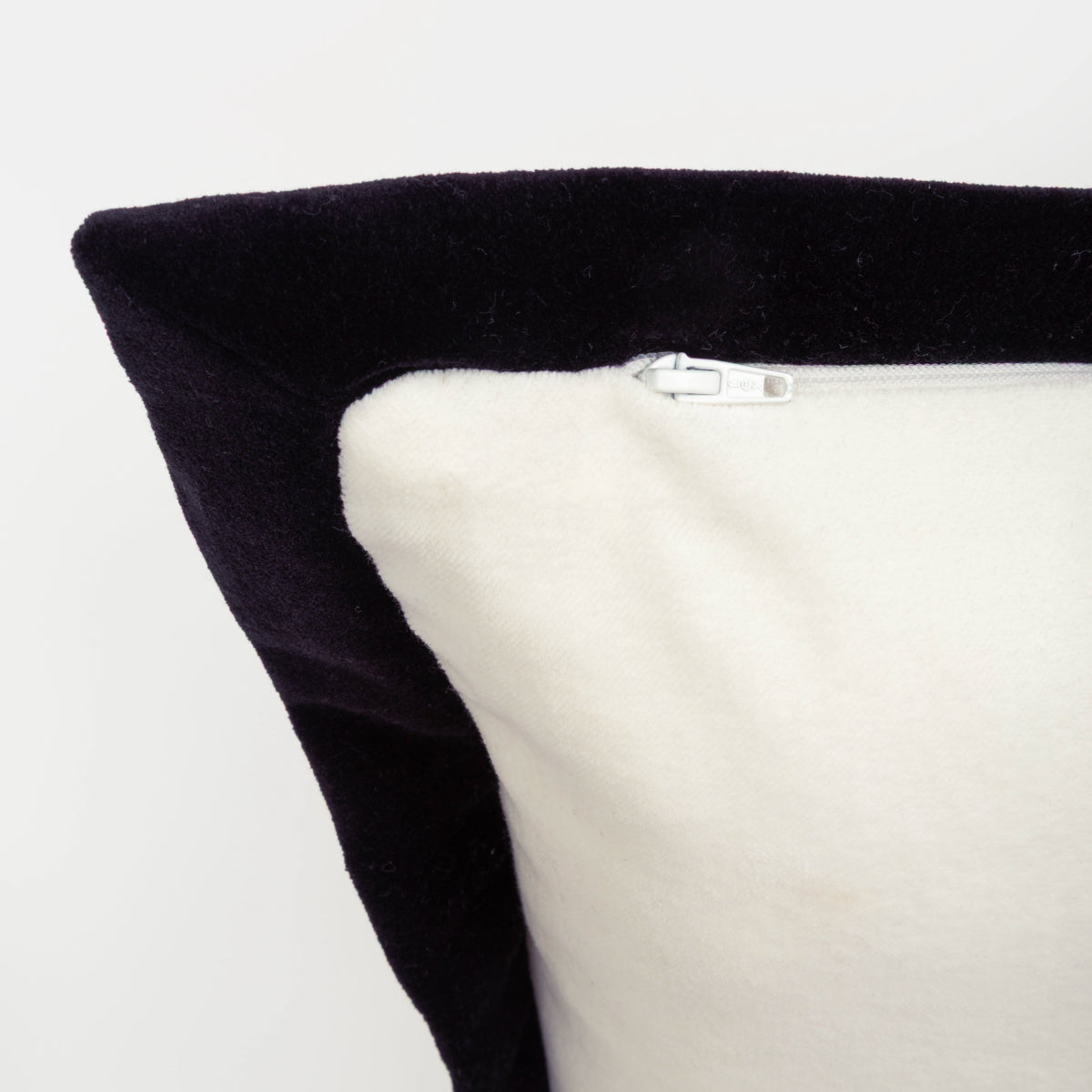Capa de Almofada em Veludo de Algodão Branco/Preto 50X50 - Clocasa | Além do Conforto
