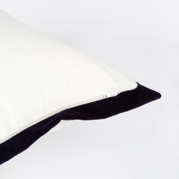 Capa de almofada decorativa no tamanho 50x50 cm na cor branca confeccionada em veludo premium de toque extremamente macio com fechamento em zíper invisível, traz um equilíbrio visual aconchegante que harmoniza facilmente com diferentes estilos de decoração.