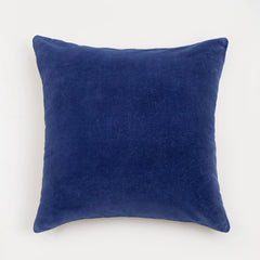 Capa de almofada decorativa no tamanho 50x50 cm confeccionada em veludo premium de toque extremamente macio com fechamento em zíper invisível, traz um equilíbrio visual aconchegante que harmoniza facilmente com diferentes estilos de decoração.