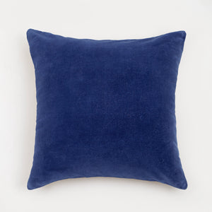 Capa de almofada decorativa no tamanho 50x50 cm confeccionada em veludo premium de toque extremamente macio com fechamento em zíper invisível, traz um equilíbrio visual aconchegante que harmoniza facilmente com diferentes estilos de decoração.