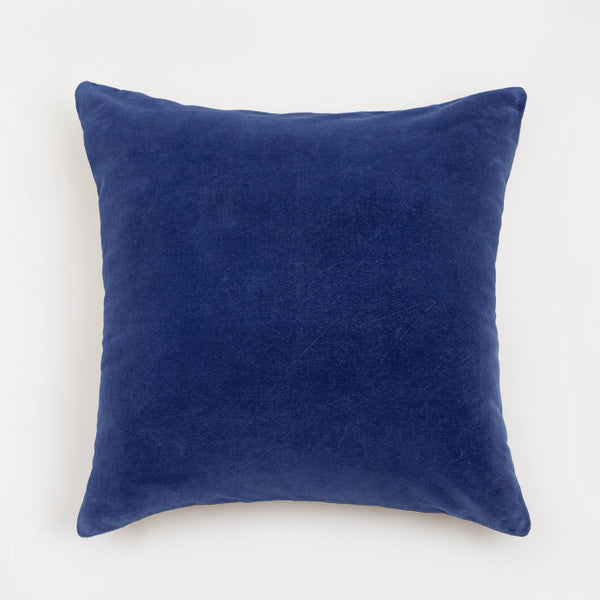 Capa de almofada decorativa no tamanho 50x50 cm confeccionada em veludo premium de toque extremamente macio com fechamento em zíper invisível, traz um equilíbrio visual aconchegante que harmoniza facilmente com diferentes estilos de decoração.
