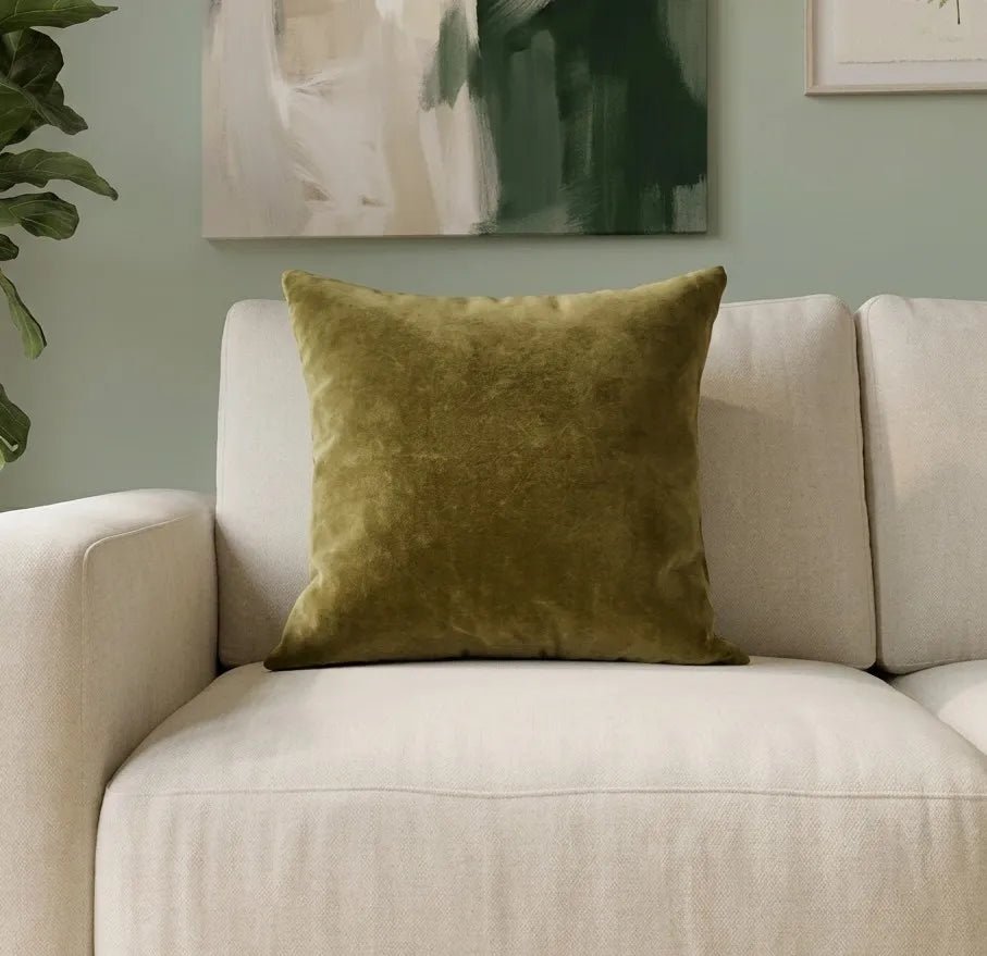 Capa de almofada decorativa no tamanho 50x50 cm confeccionada em veludo premium de toque extremamente macio com fechamento em zíper invisível, essencial para trazer aconchego e renovar a decoração de salas ou quartos com elegância.