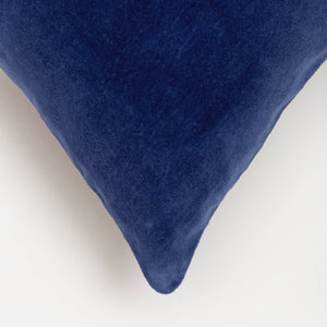Capa de almofada decorativa no tamanho 50x50 cm confeccionada em veludo premium de toque extremamente macio com fechamento em zíper invisível, essencial para trazer aconchego e renovar a decoração de salas ou quartos com elegância.
