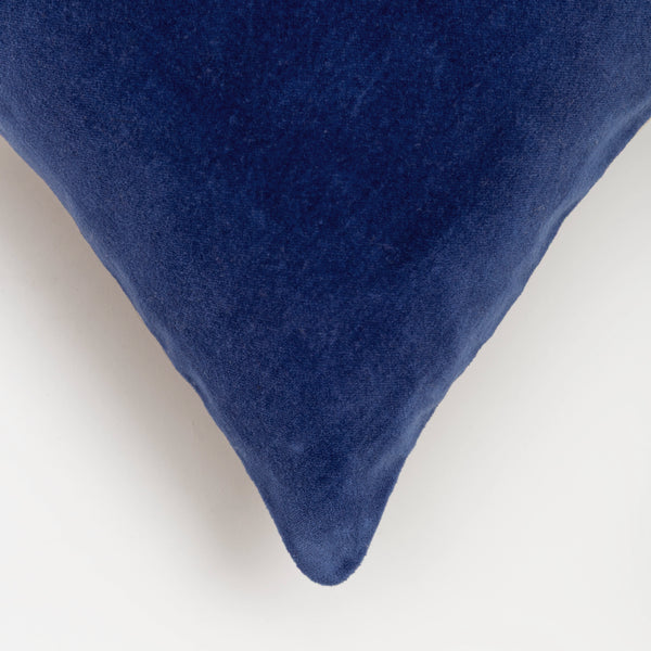 Capa de almofada decorativa no tamanho 50x50 cm confeccionada em veludo premium de toque extremamente macio com fechamento em zíper invisível, essencial para trazer aconchego e renovar a decoração de salas ou quartos com elegância.