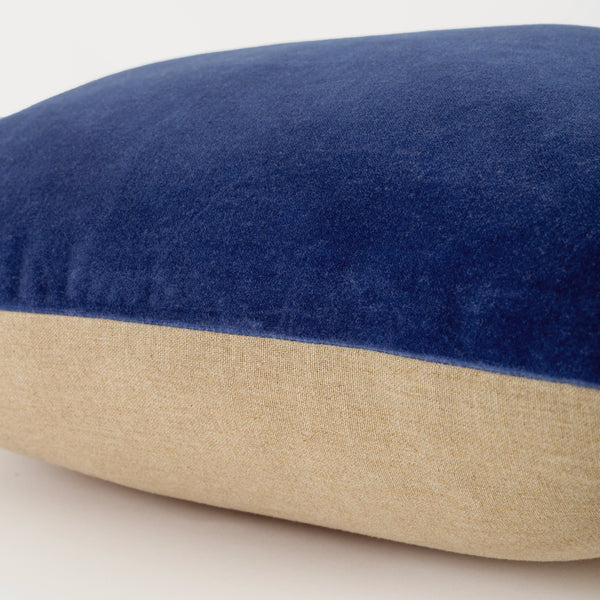Capa de almofada decorativa no tamanho 50x50 cm confeccionada em veludo premium de toque extremamente macio com fechamento em zíper invisível, ideal para complementar jogos de cama ou sofás, aliando conforto ergonômico e design moderno.