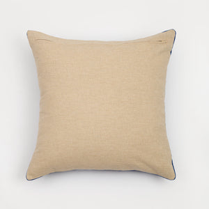 Capa de almofada decorativa no tamanho 50x50 cm confeccionada em veludo premium de toque extremamente macio com fechamento em zíper invisível, perfeito para criar composições personalizadas e adicionar um toque de sofisticação ao ambiente.