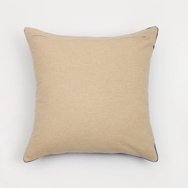 Capa de almofada decorativa no tamanho 50x50 cm confeccionada em veludo premium de toque extremamente macio com fechamento em zíper invisível, perfeito para criar composições personalizadas e adicionar um toque de sofisticação ao ambiente.
