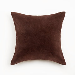 Capa de almofada decorativa no tamanho 50x50 cm confeccionada em veludo premium de toque extremamente macio com fechamento em zíper invisível, essencial para trazer aconchego e renovar a decoração de salas ou quartos com elegância.