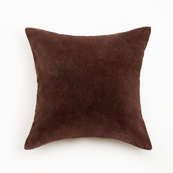 Capa de almofada decorativa no tamanho 50x50 cm confeccionada em veludo premium de toque extremamente macio com fechamento em zíper invisível, essencial para trazer aconchego e renovar a decoração de salas ou quartos com elegância.