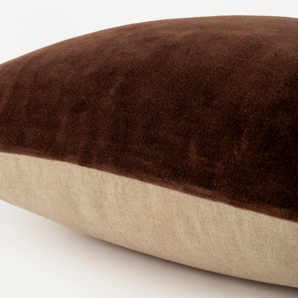 Capa de almofada decorativa no tamanho 50x50 cm confeccionada em veludo premium de toque extremamente macio com fechamento em zíper invisível, perfeito para criar composições personalizadas e adicionar um toque de sofisticação ao ambiente.